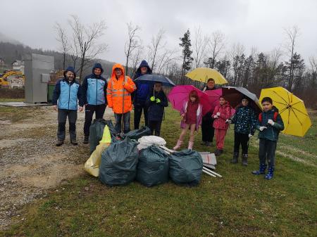 Čiščenje okolice nogometnega igrišča Za žago 